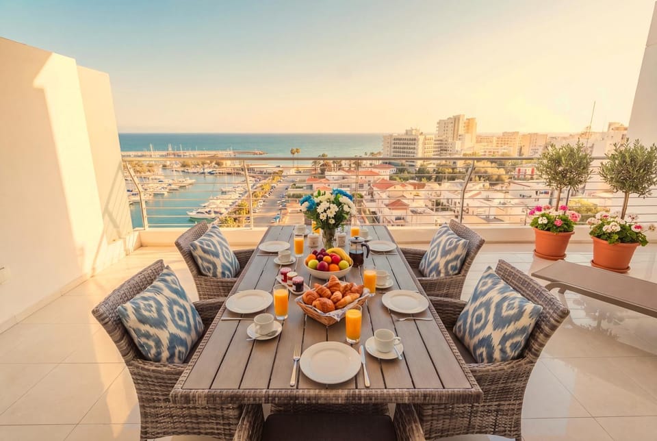 Patio, Natural landscape, View (from property/room), Balcony/Terrace, Seating area, Dining area, Beach, Sea view