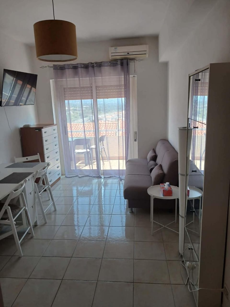 TV and multimedia, Living room, Dining area, air conditioner
