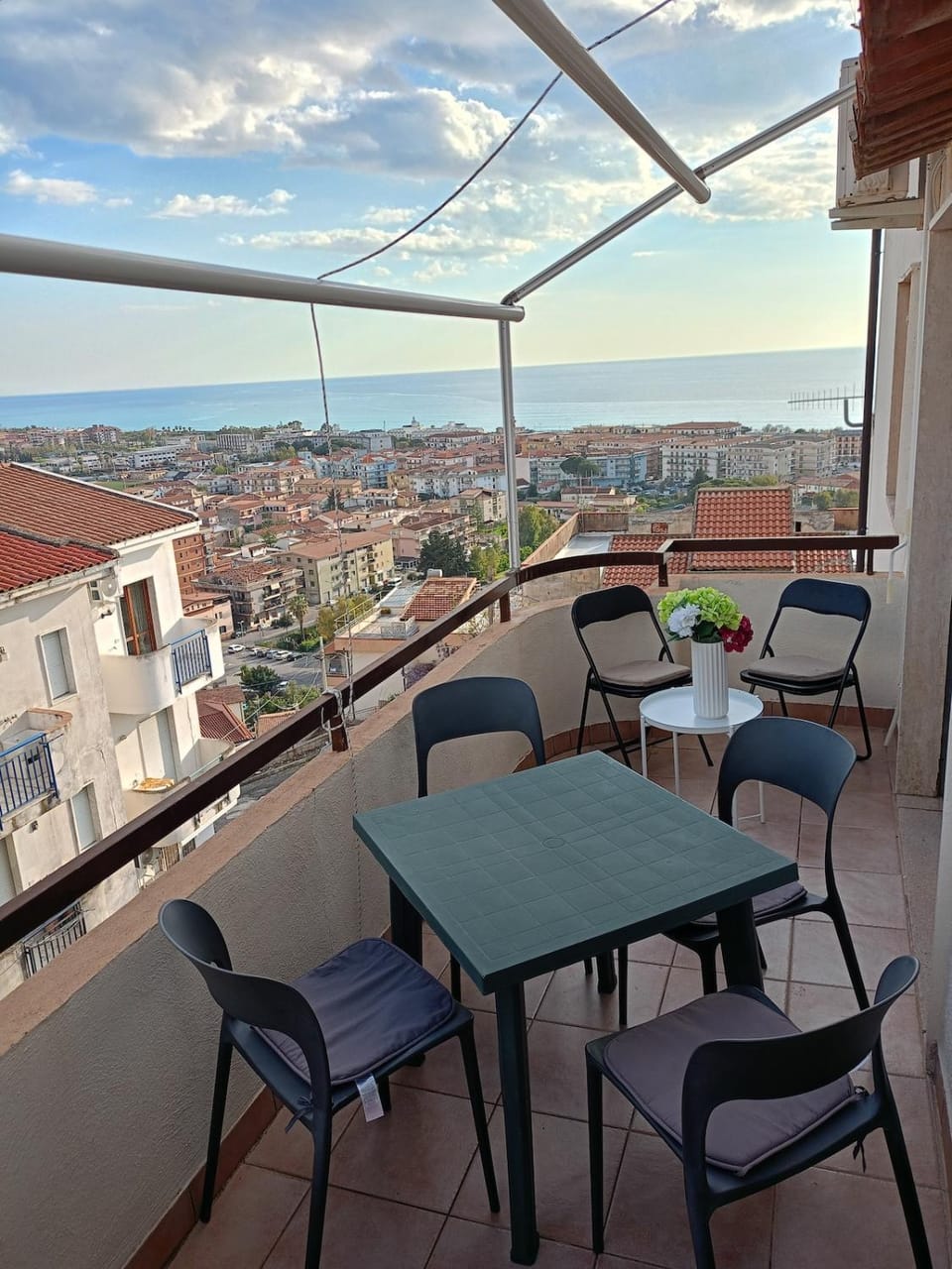 View (from property/room), Balcony/Terrace, Seating area, City view, Sea view