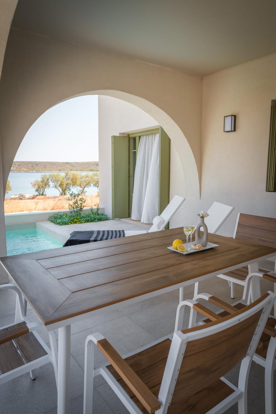 Dining area, Swimming pool, sunbed
