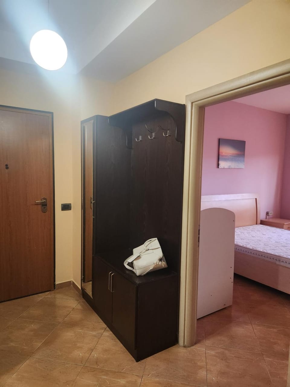 Photo of the whole room, towels
