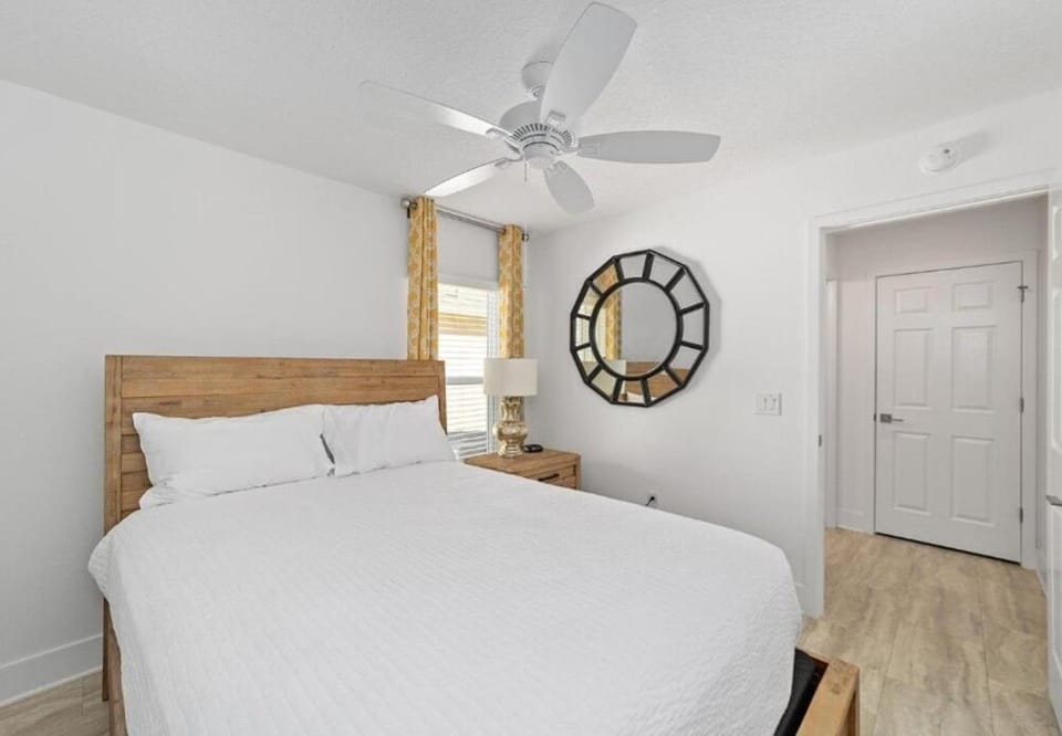 Walk to Brownwood, Spacious 3BR, Golfcart, BBQ House in The Villages