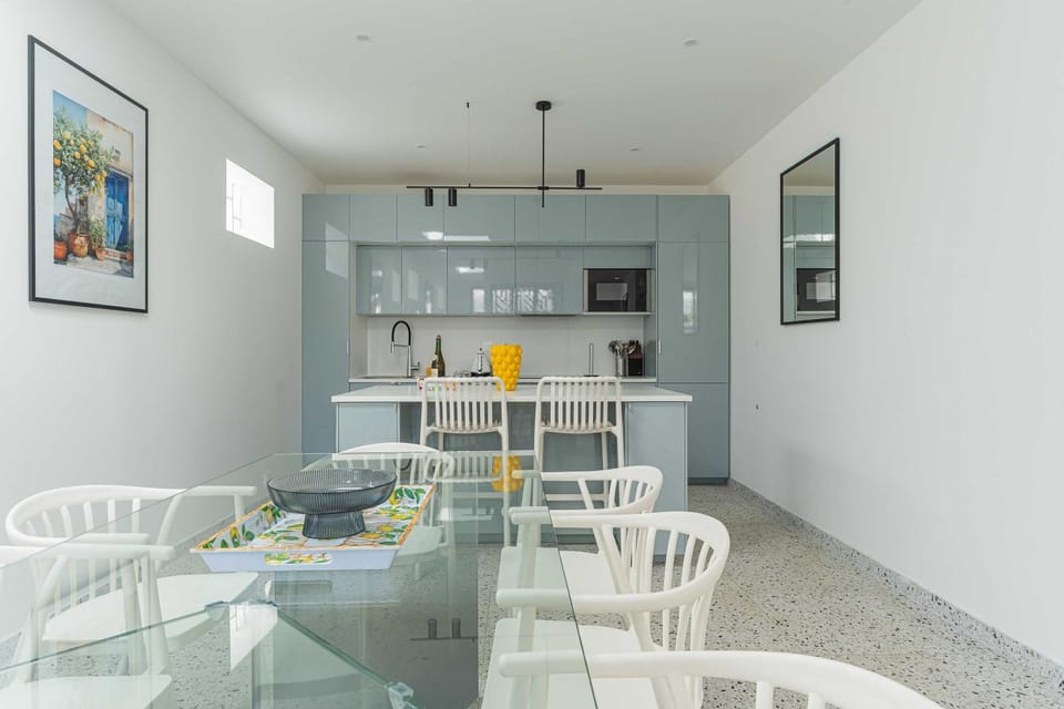 Kitchen or kitchenette, Dining area