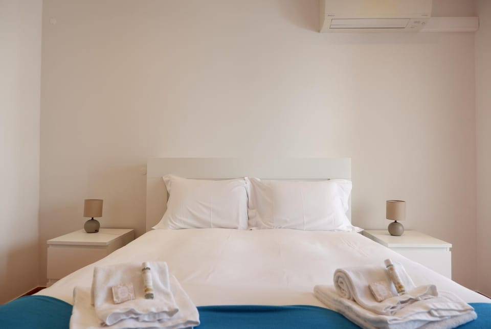 Bed, towels, air conditioner