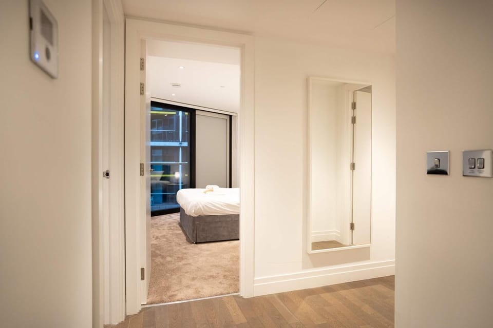 Beautiful 2 bed 2 bath Battersea Apartment in London