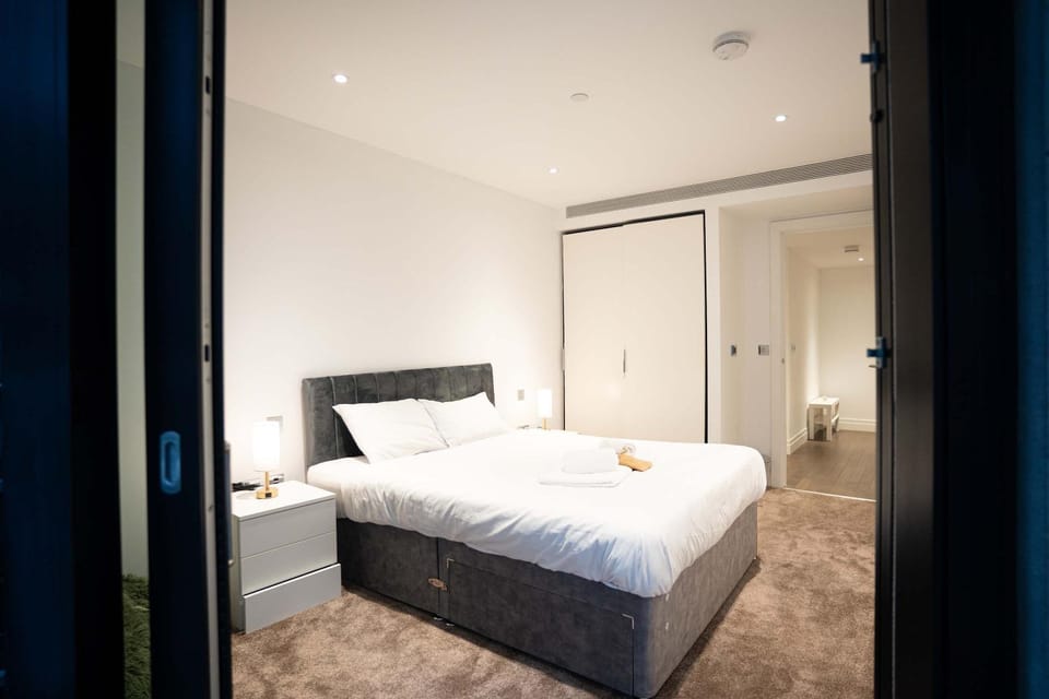 Beautiful 2 bed 2 bath Battersea Apartment in London