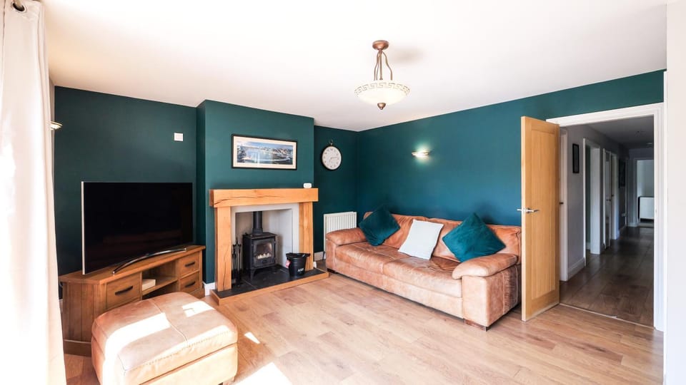 Firsbrook House - Sleeps 10 with Hot Tub House in England