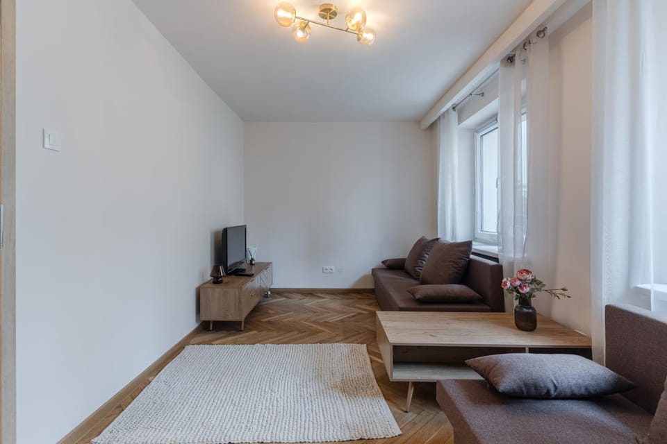 TV and multimedia, Living room, Seating area, Evening entertainment