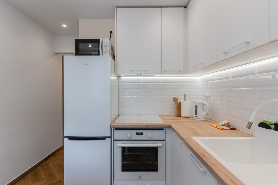 Kitchen or kitchenette, dishwasher, oven, stove