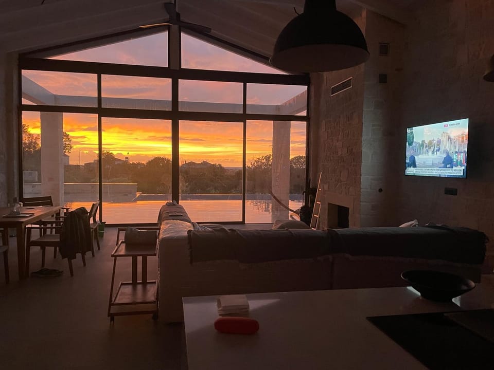 Communal lounge/ TV room