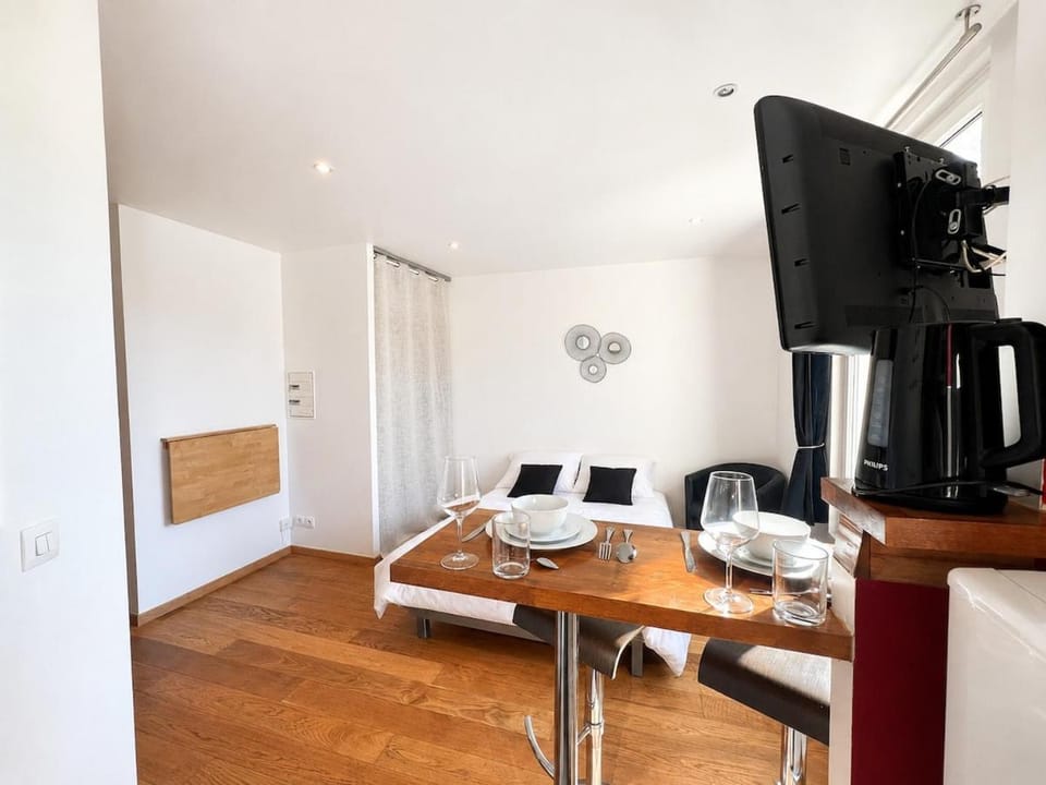 TV and multimedia, Coffee/tea facilities, Kitchen or kitchenette, Living room, Seating area, Dining area