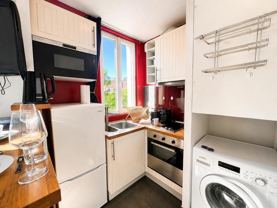 Kitchen or kitchenette, oven, stove, toaster, washing machine