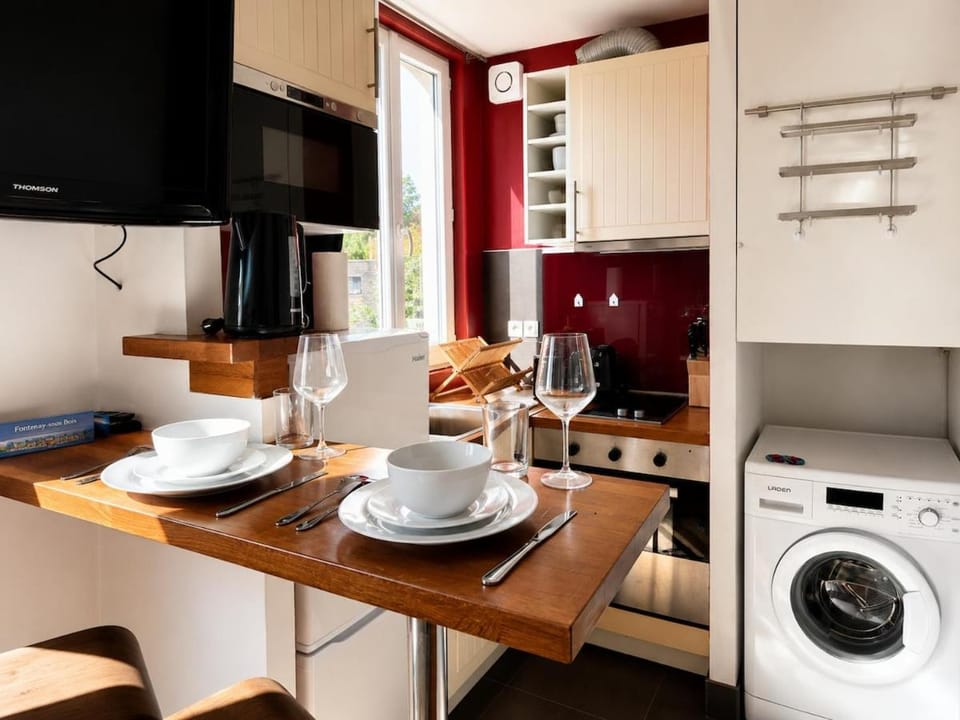 Coffee/tea facilities, Kitchen or kitchenette, Seating area, Dining area, oven, stove, washing machine