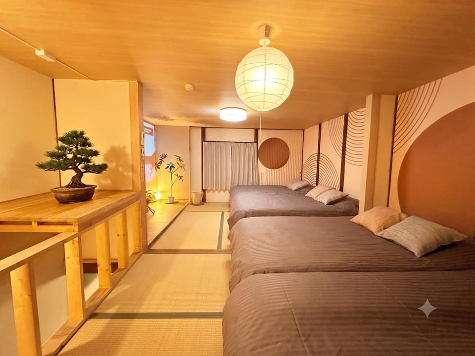 Bed, Photo of the whole room, Seating area, Bedroom