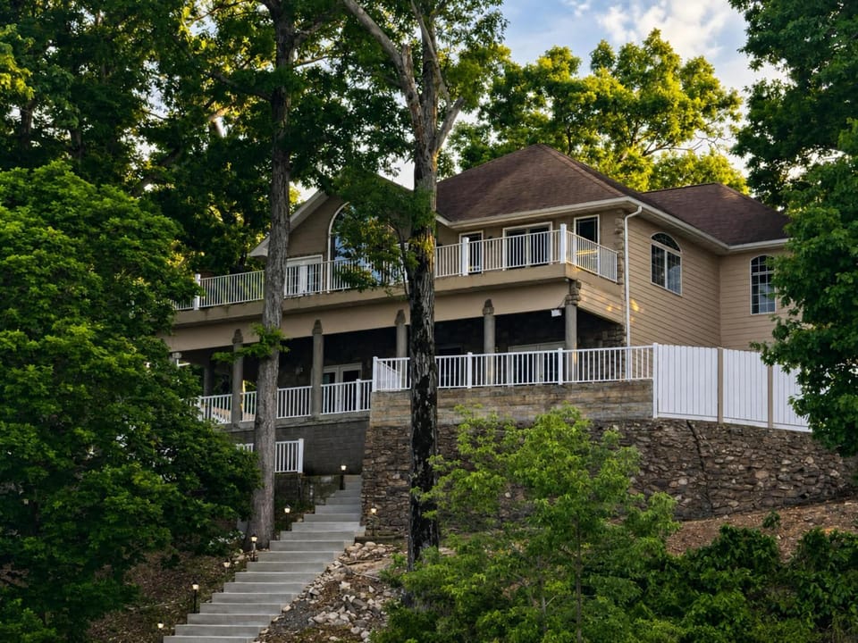 Riviera Paradise Lake Luxury House in Lake of the Ozarks