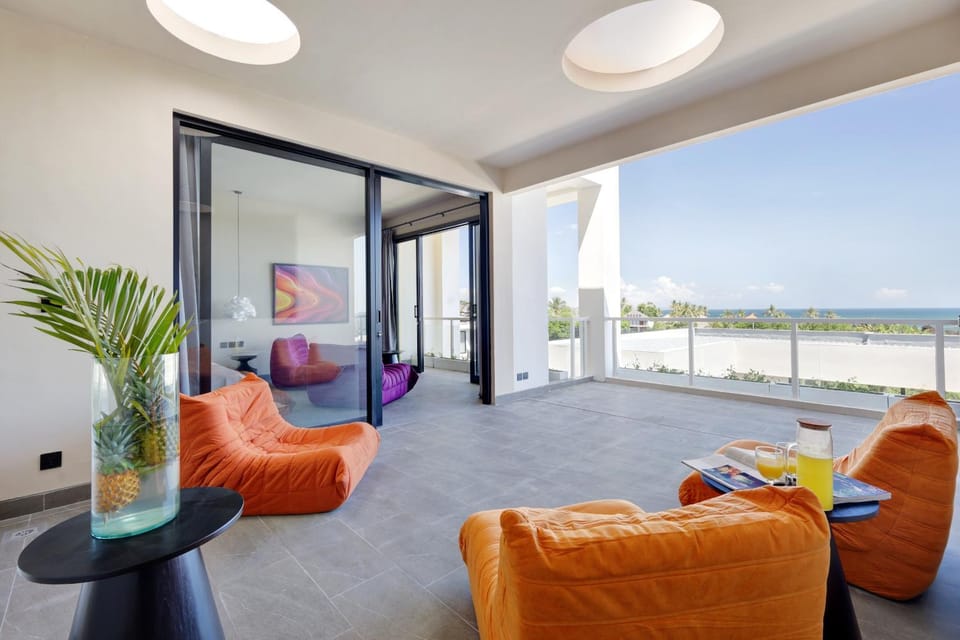Patio, View (from property/room), Balcony/Terrace, Living room, Seating area