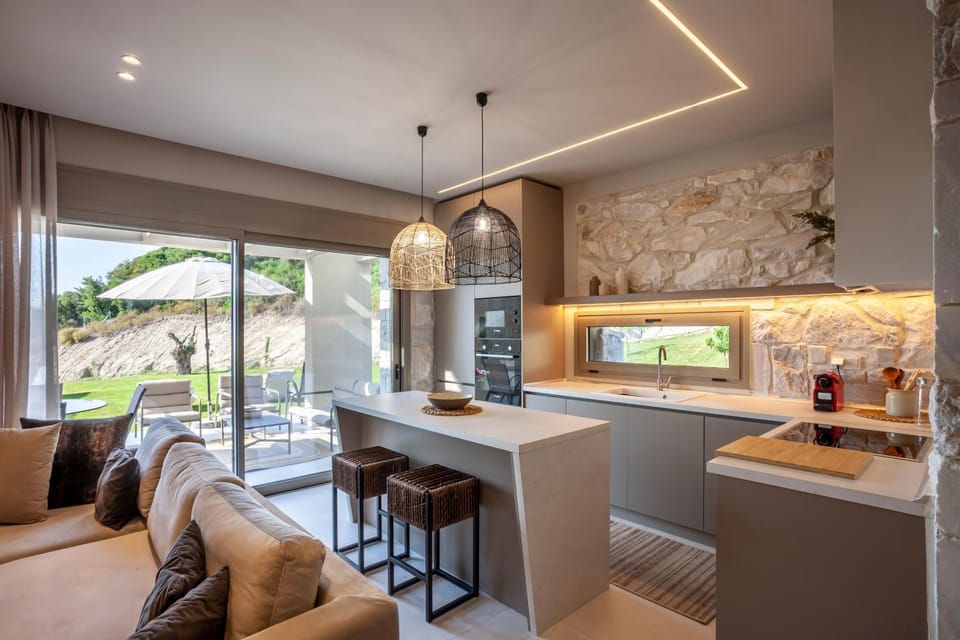 Property building, Patio, Communal lounge/ TV room, Spring, Day, Natural landscape, Garden view, Swimming pool