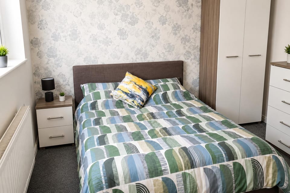 1 bed Sleeps 2 Free Parking shared house House in Corby