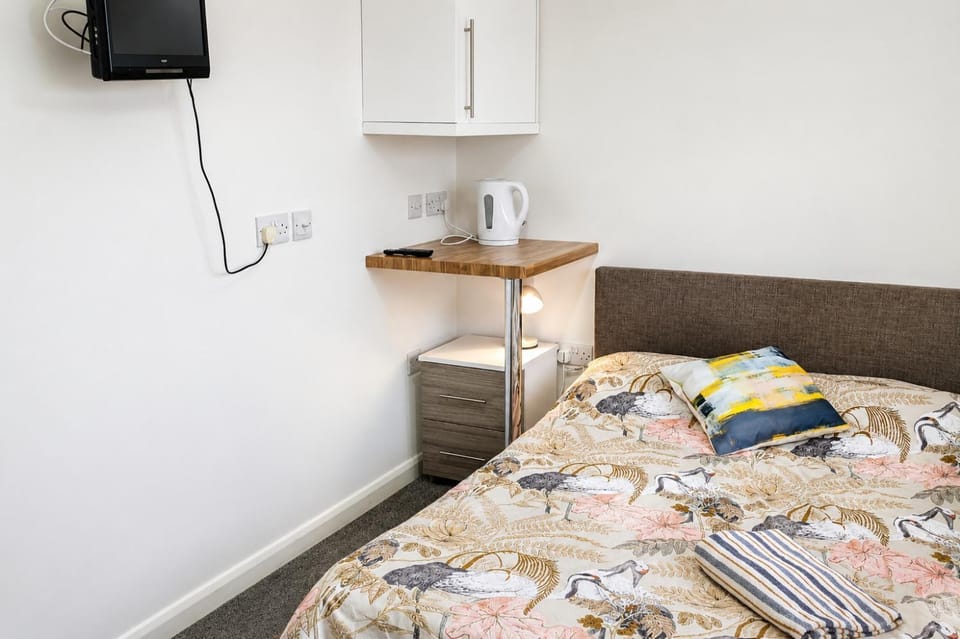 1 bed Sleeps 2 Free Parking shared house House in Corby
