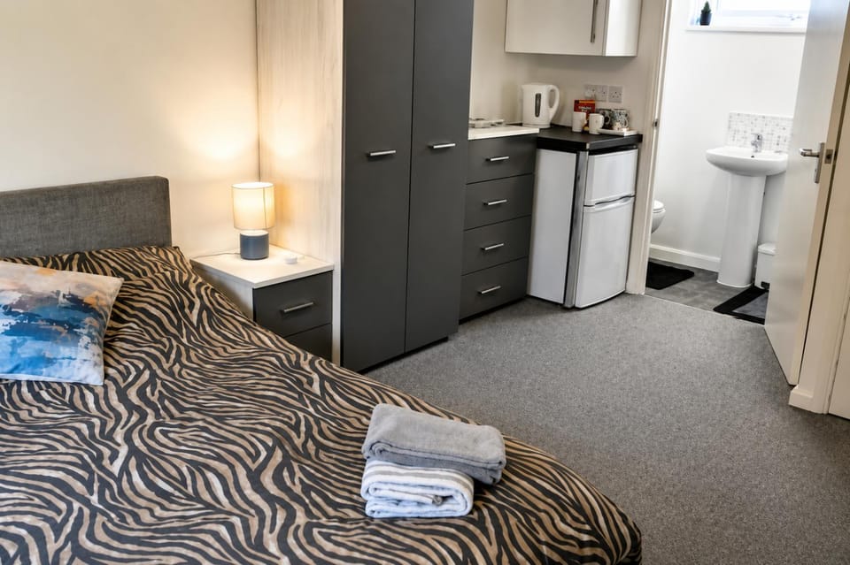 1 bed Sleeps 2 Free Parking shared house House in Corby