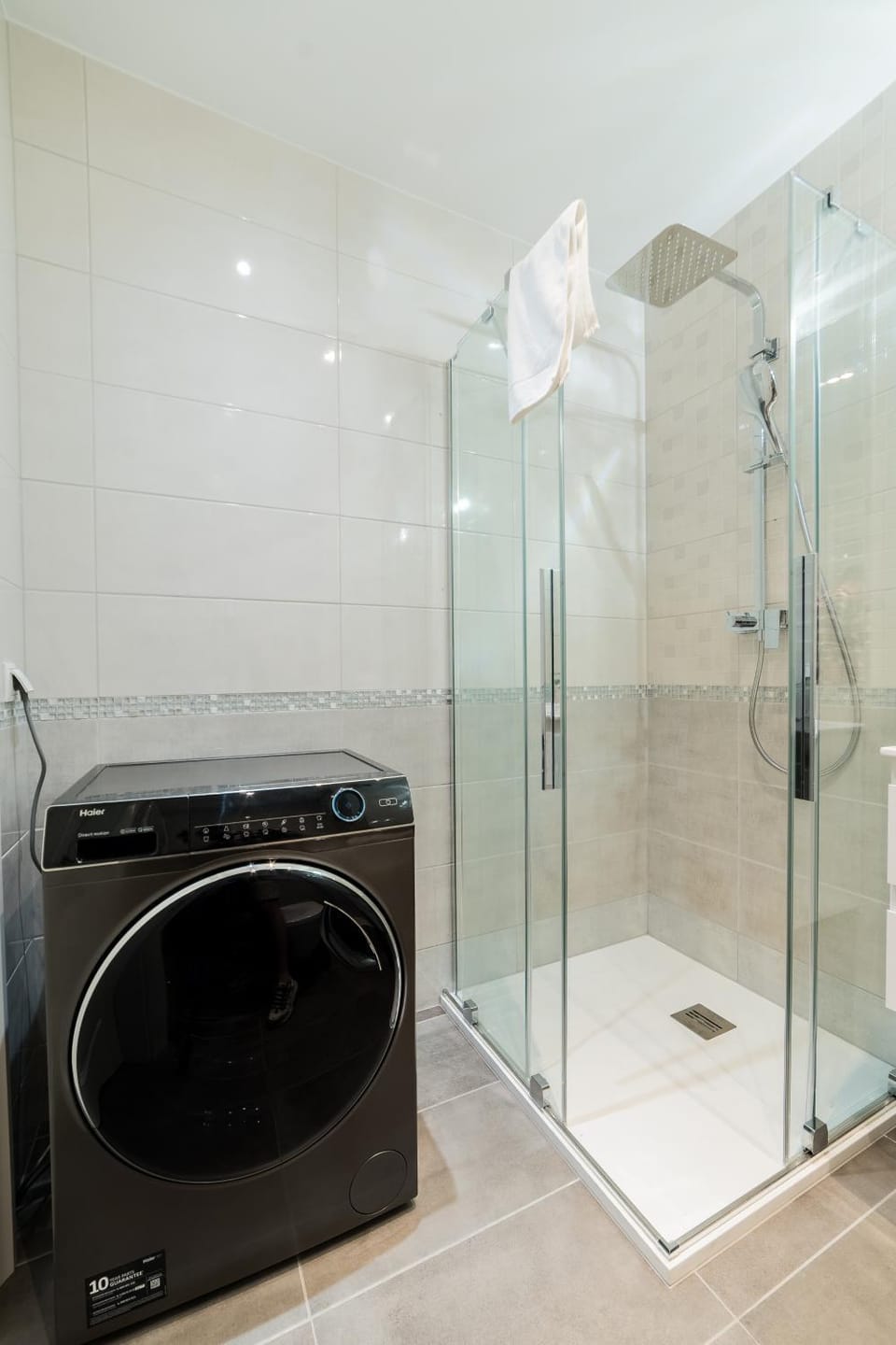 Shower, Bathroom, towels, washing machine