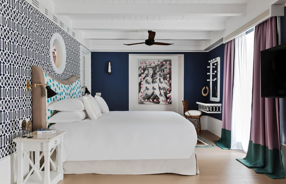Bed, TV and multimedia, Photo of the whole room, Decorative detail, Bedroom
