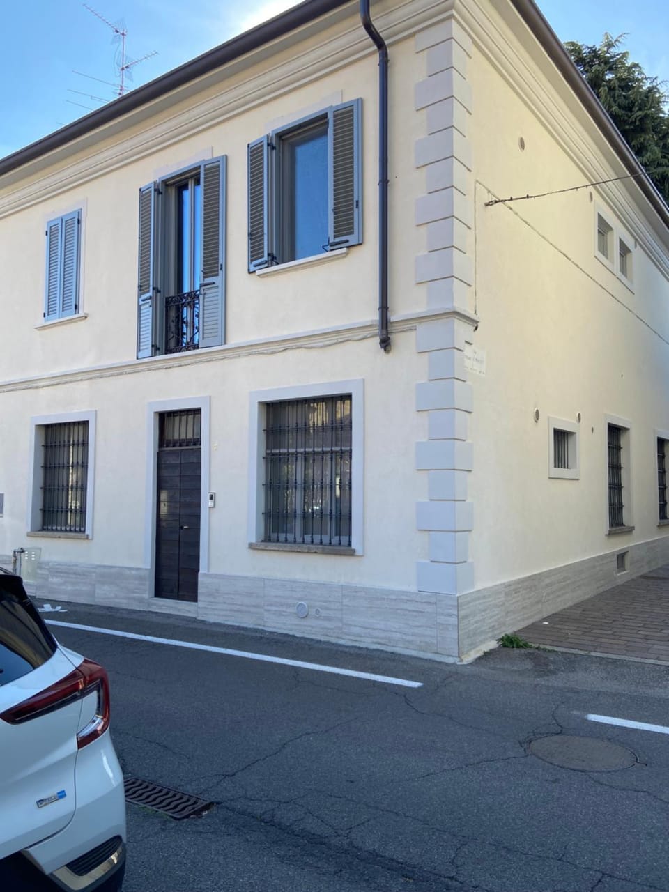 Property building, Day, Neighbourhood, Street view, Parking