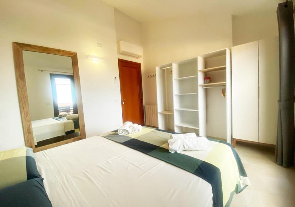 Bed, Photo of the whole room, Bedroom, towels