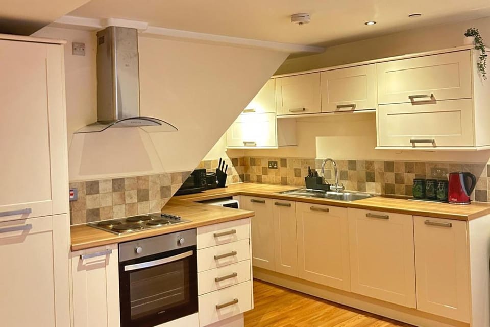 Coffee/tea facilities, Kitchen or kitchenette, oven, stove, acessibility