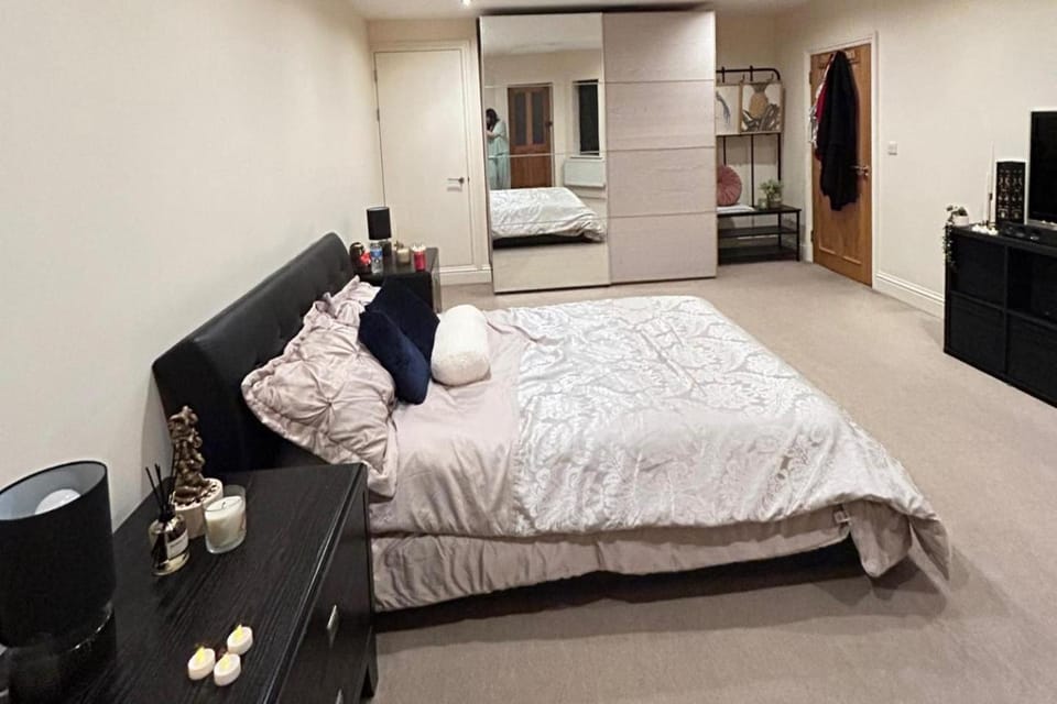 Bed, TV and multimedia, Photo of the whole room, Bedroom, wardrobe