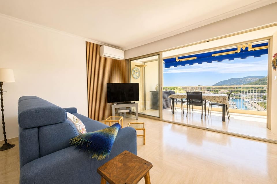 Apt 8 guests sea view & pool 10 minutes from Cannes House in Mandelieu-La Napoule