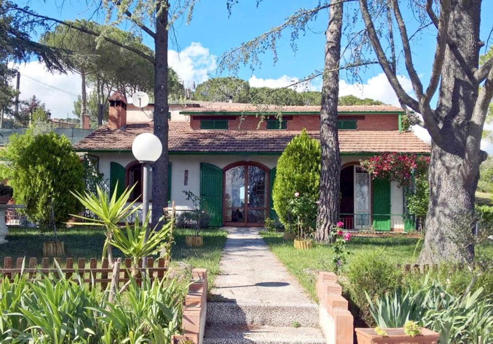 Facade/entrance, Summer, Pets, Garden view, group of guests, Family