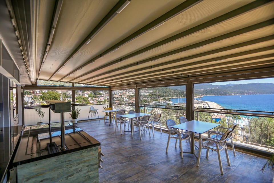 Library, Coffee/tea facilities, View (from property/room), Balcony/Terrace, Kitchen or kitchenette, Seating area, Communal kitchen