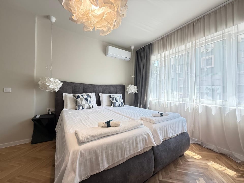 Photo of the whole room, Bedroom, towels