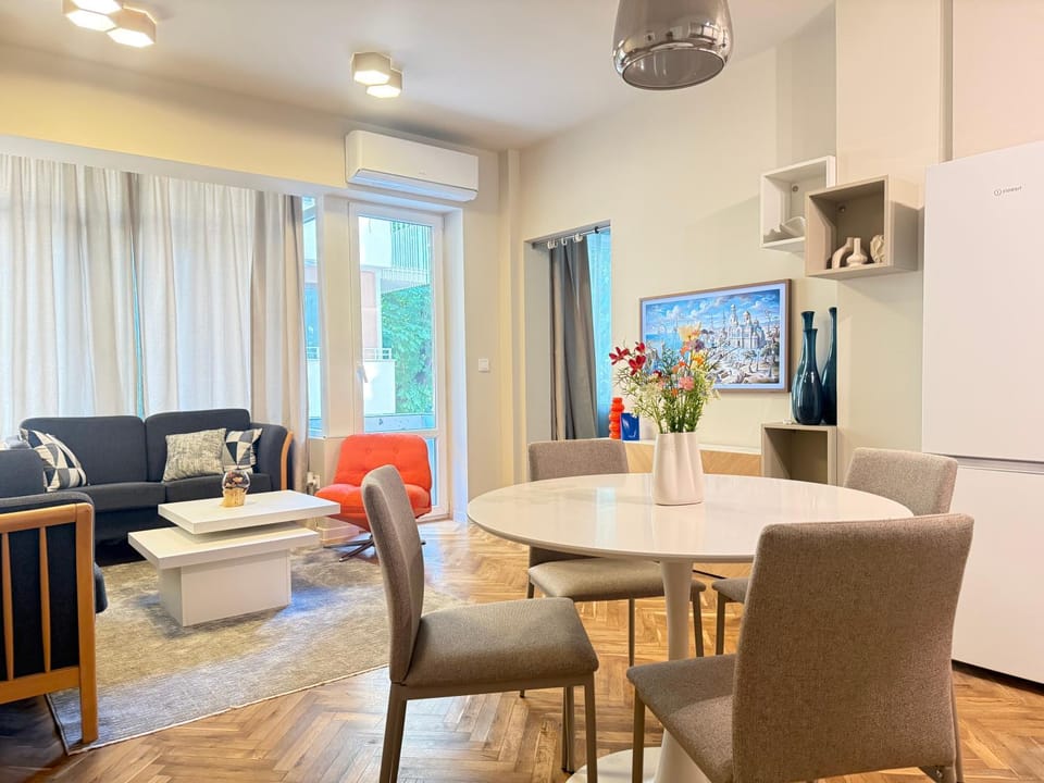 TV and multimedia, Kitchen or kitchenette, Living room, Seating area, Dining area