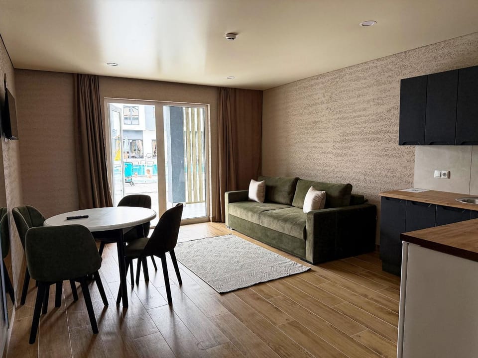 TV and multimedia, Seating area, Dining area