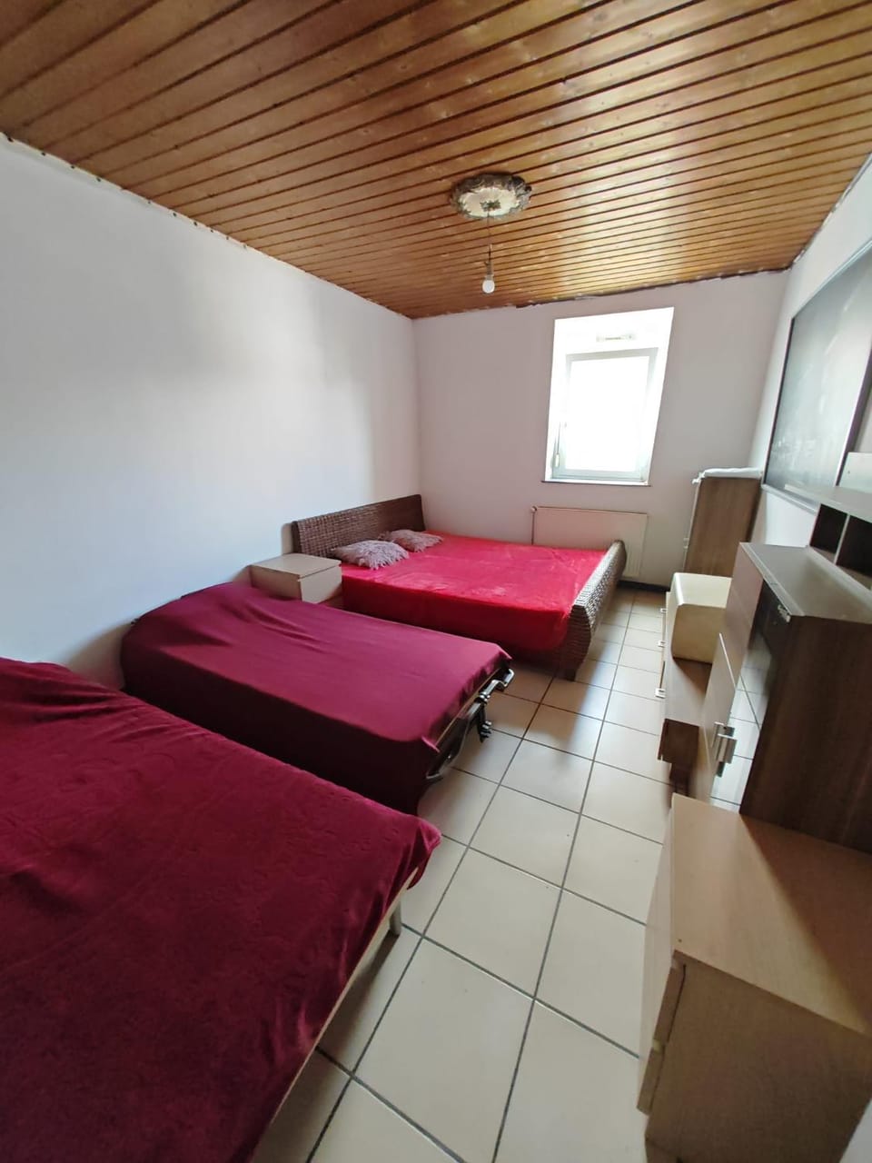 Bet im room lit dans une chambre Bett im Saal Hostel in Mulhouse