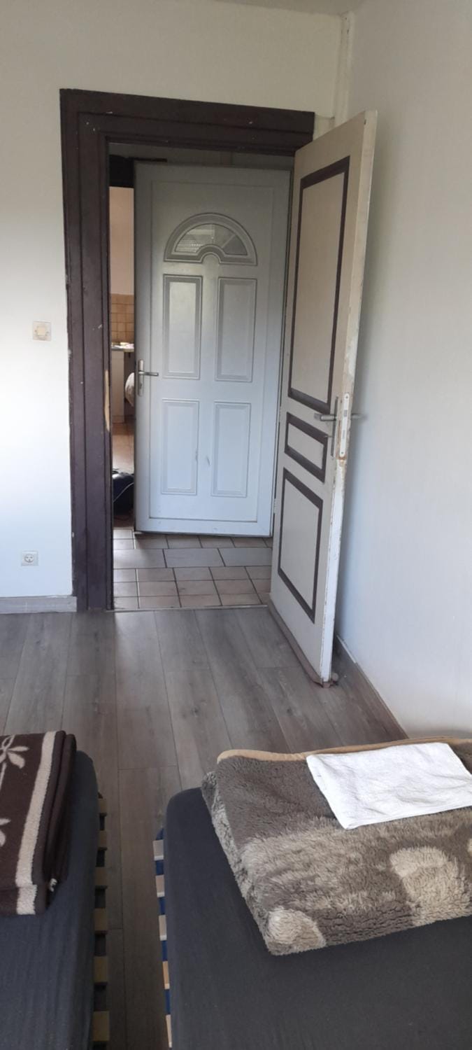 Bet im room lit dans une chambre Bett im Saal Hostel in Mulhouse