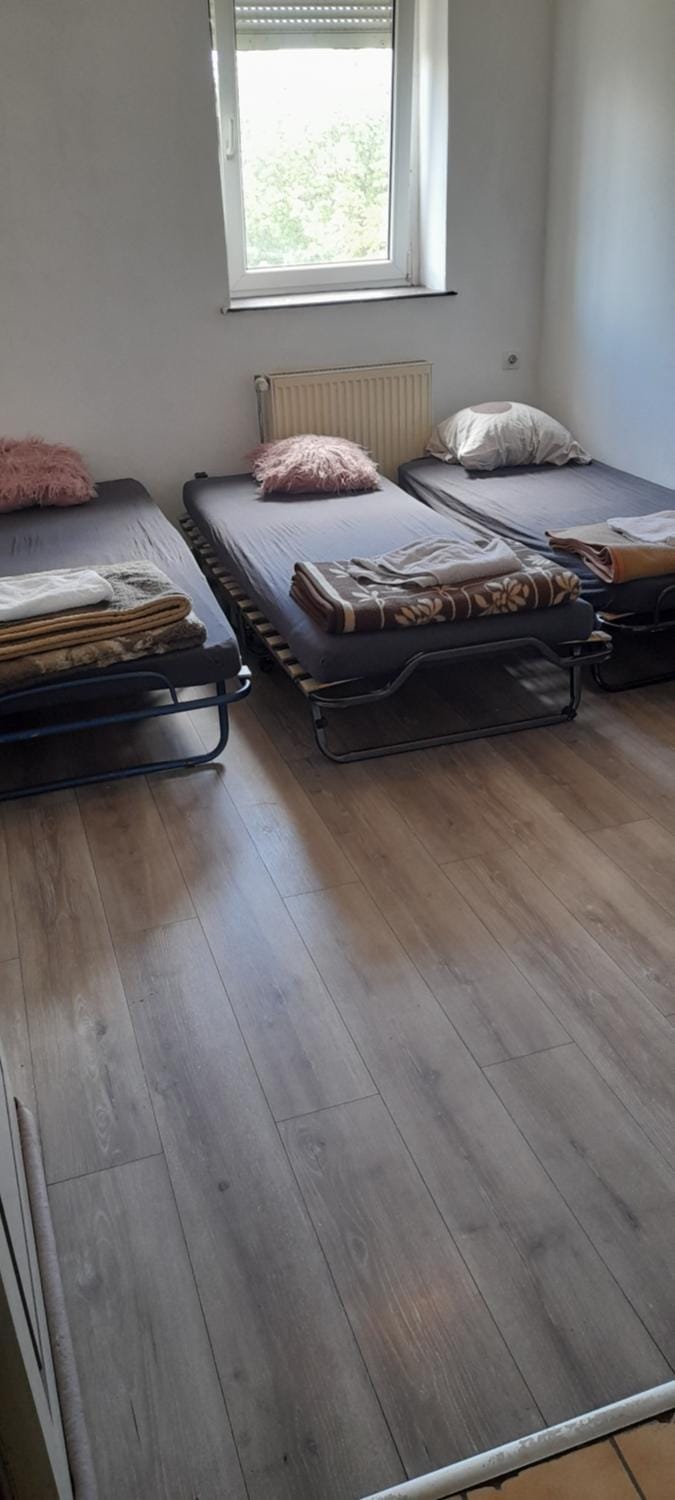 Bet im room lit dans une chambre Bett im Saal Hostel in Mulhouse