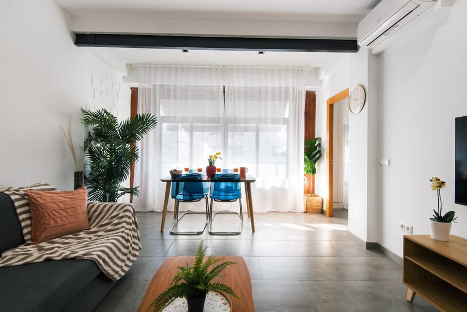 TV and multimedia, Living room, Seating area, air conditioner