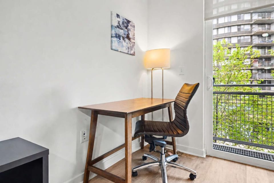 Modern Stamford Stay Near Dining & Train Apartment in Stamford