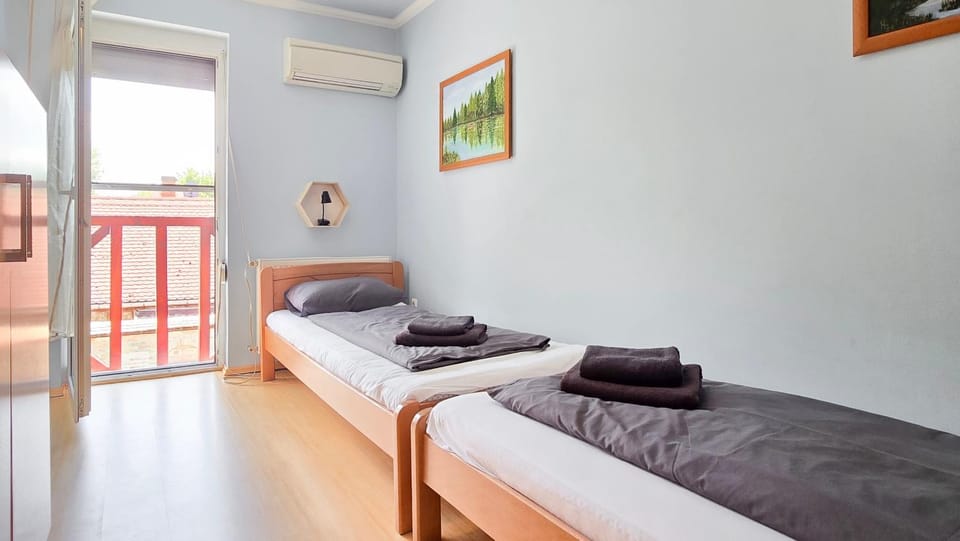 Bed, Bedroom, air conditioner