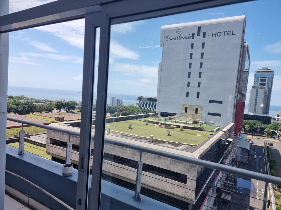 Modern 3-Bedroom Apartment with Pool & City Views in Umhlanga Apartment in Umhlanga