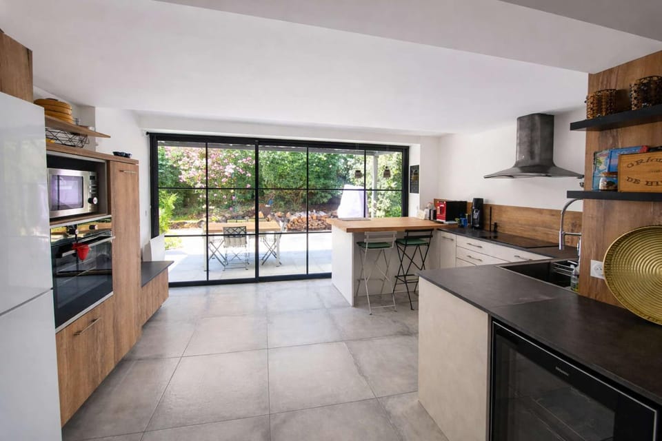 Kitchen or kitchenette, dishwasher, stove, toaster