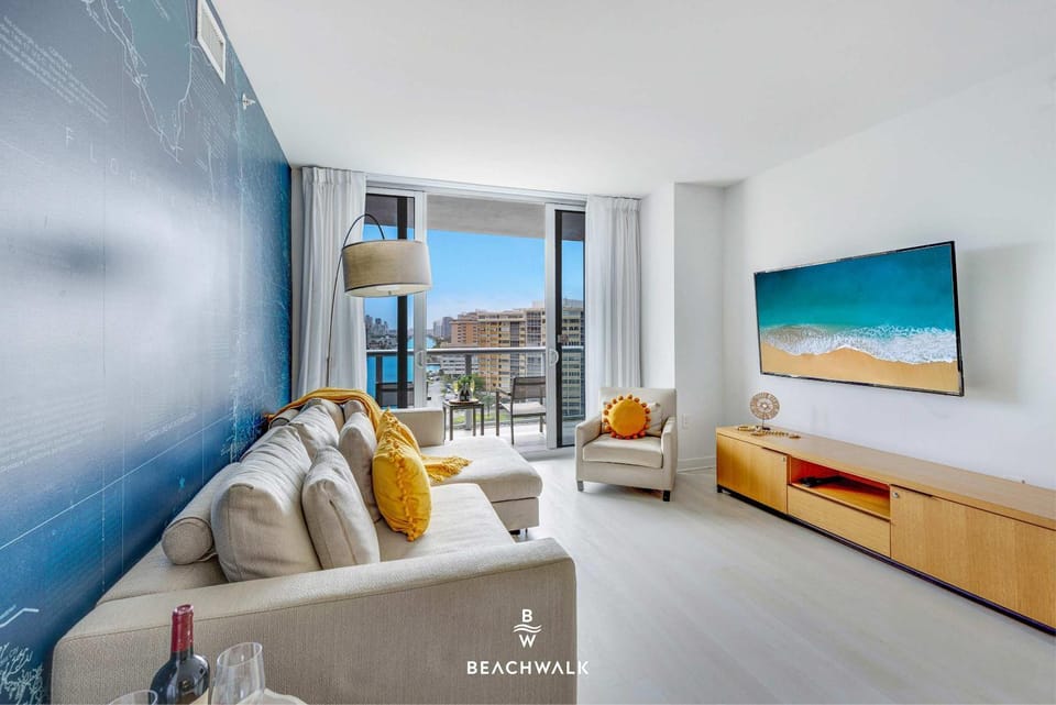 Intracoastal Sunset 2BR Apartment in Hallandale Beach