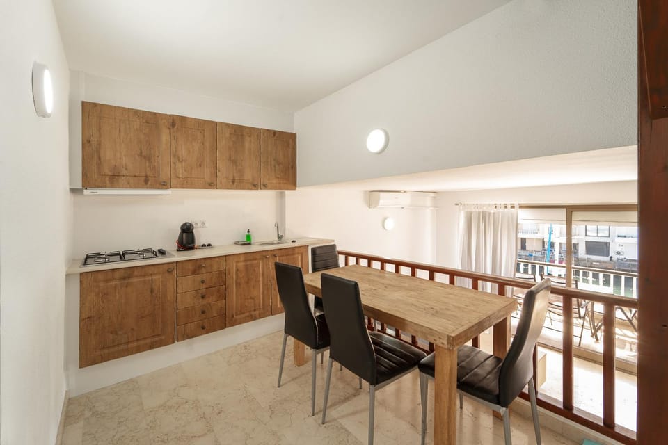 Kitchen or kitchenette, Dining area
