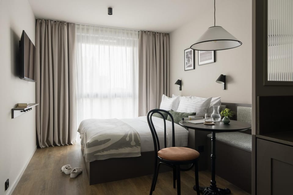 Bed, TV and multimedia, Decorative detail, Seating area, kitchen