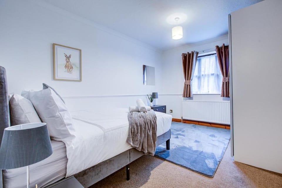 Chic 1BR Northwood Escape Near Metropolitan Line Apartment in Pinner