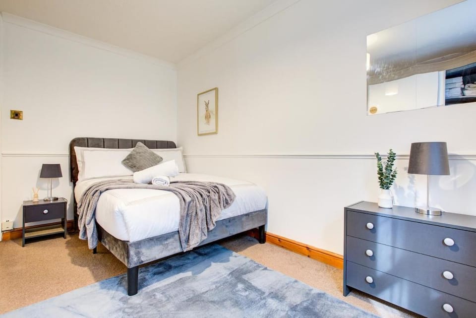 Chic 1BR Northwood Escape Near Metropolitan Line Apartment in Pinner
