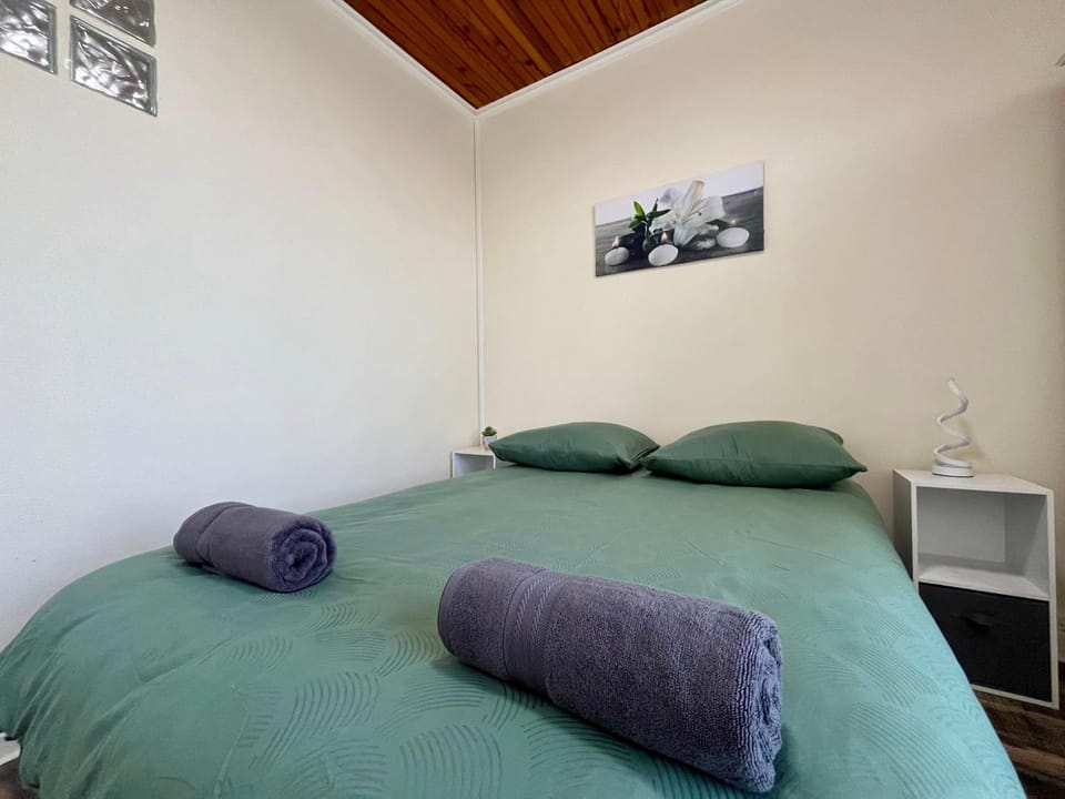 Bed, Photo of the whole room, Bedroom, heating, towels, wardrobe